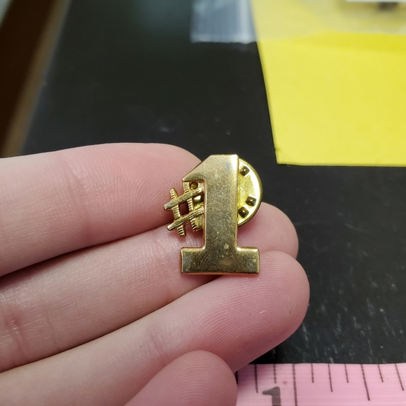 First place pin - Picture 3 of 4